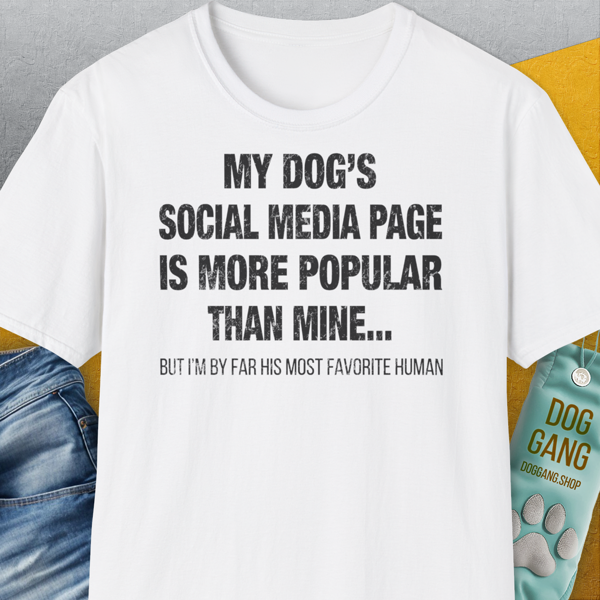 My Dogs Social Media Page Is More Popular Than Mine, Unisex T-Shirt, lustiger Spruch mit Hund. Für humorvolle Hundefreunde. Design by Dog Gang