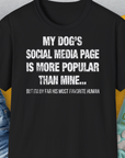 My Dogs Social Media Page Is More Popular Than Mine, Unisex T-Shirt-Black-humorvolles Hundeshirt, lustiger Spruch mit Hund, Design by Dog Gang