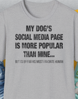 My Dogs Social Media Page Is More Popular Than Mine, Unisex T-Shirt-Sport Grey-cooles Tee mit lustigem Spruch für Hundefreunde, Design by Dog Gang