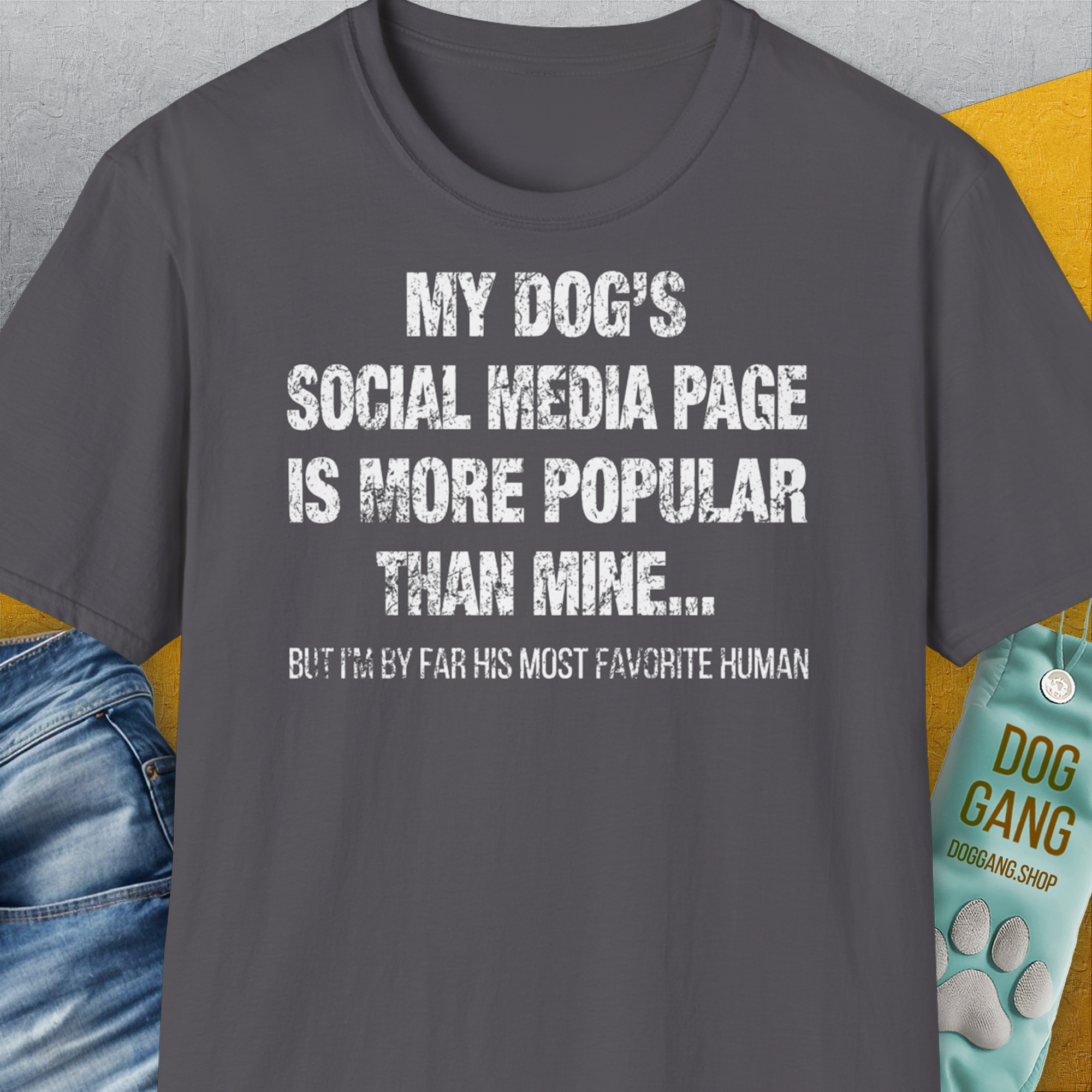 My Dogs Social Media Page Is More Popular Than Mine, Unisex T-Shirt-Charcoal-bequemes Shirt mit lustigem Spruch für Hundebesitzer, Design by Dog Gang