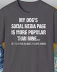 My Dogs Social Media Page Is More Popular Than Mine, Unisex T-Shirt-Charcoal-bequemes Shirt mit lustigem Spruch für Hundebesitzer, Design by Dog Gang