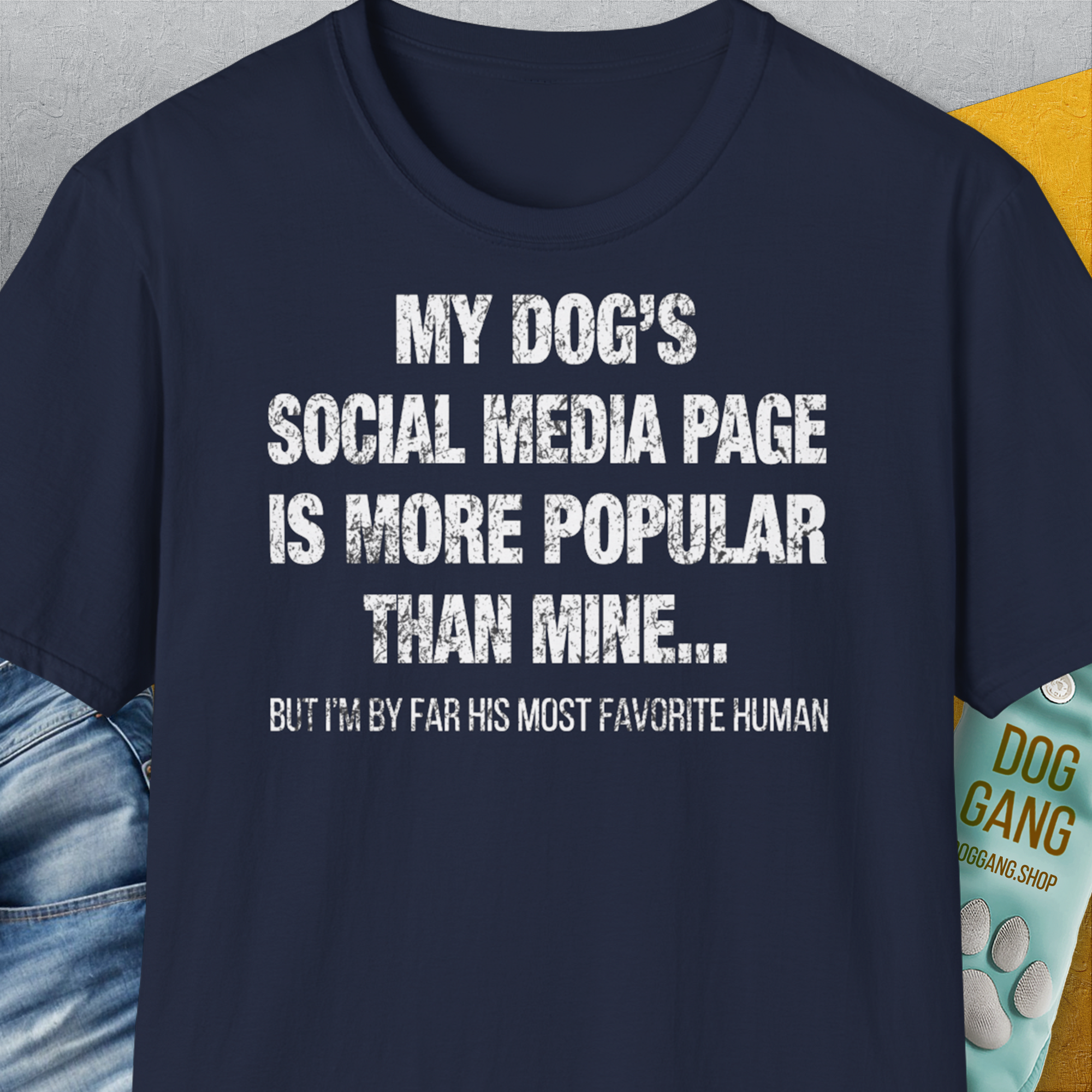 My Dogs Social Media Page Is More Popular Than Mine, Unisex T-Shirt-Navy-bequemes Softstyle - Tshirt. Lustiger Spruch mit Hund. Für Hundefreunde, in- und outdoor. Design by Dog Gang