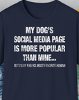 My Dogs Social Media Page Is More Popular Than Mine, Unisex T-Shirt-Navy-bequemes Softstyle - Tshirt. Lustiger Spruch mit Hund. Für Hundefreunde, in- und outdoor. Design by Dog Gang