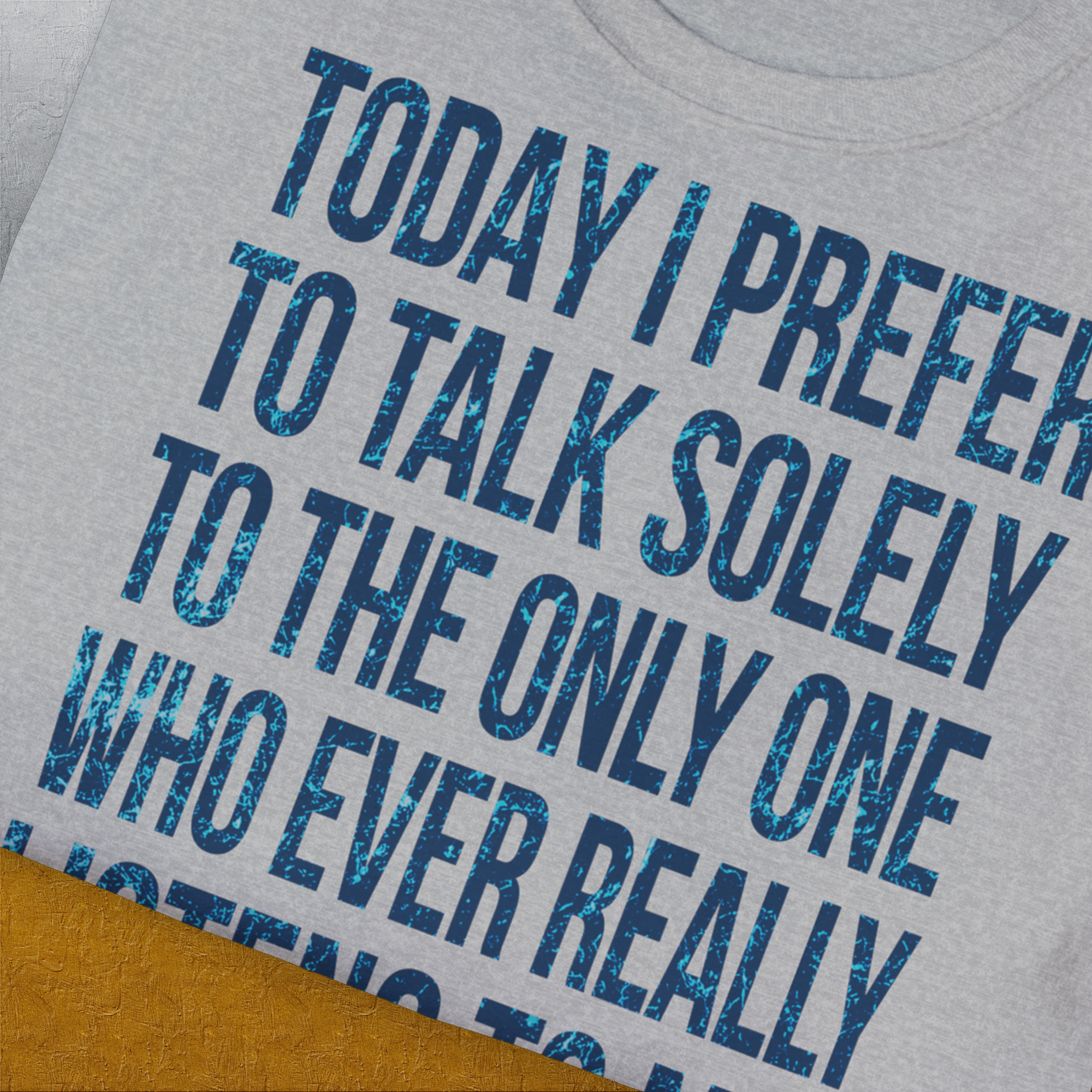 The Only One Who Ever Really Listens To Me, Unisex T-Shirt-bequemes Shirt mit lustigem Spruch für Hundebesitzer, Design by Dog Gang