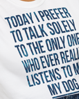 The Only One Who Ever Really Listens To Me, Unisex T-Shirt-lustiger Spruch auf bequemen Shirt für Hundeliebhaber, Design by Dog Gang
