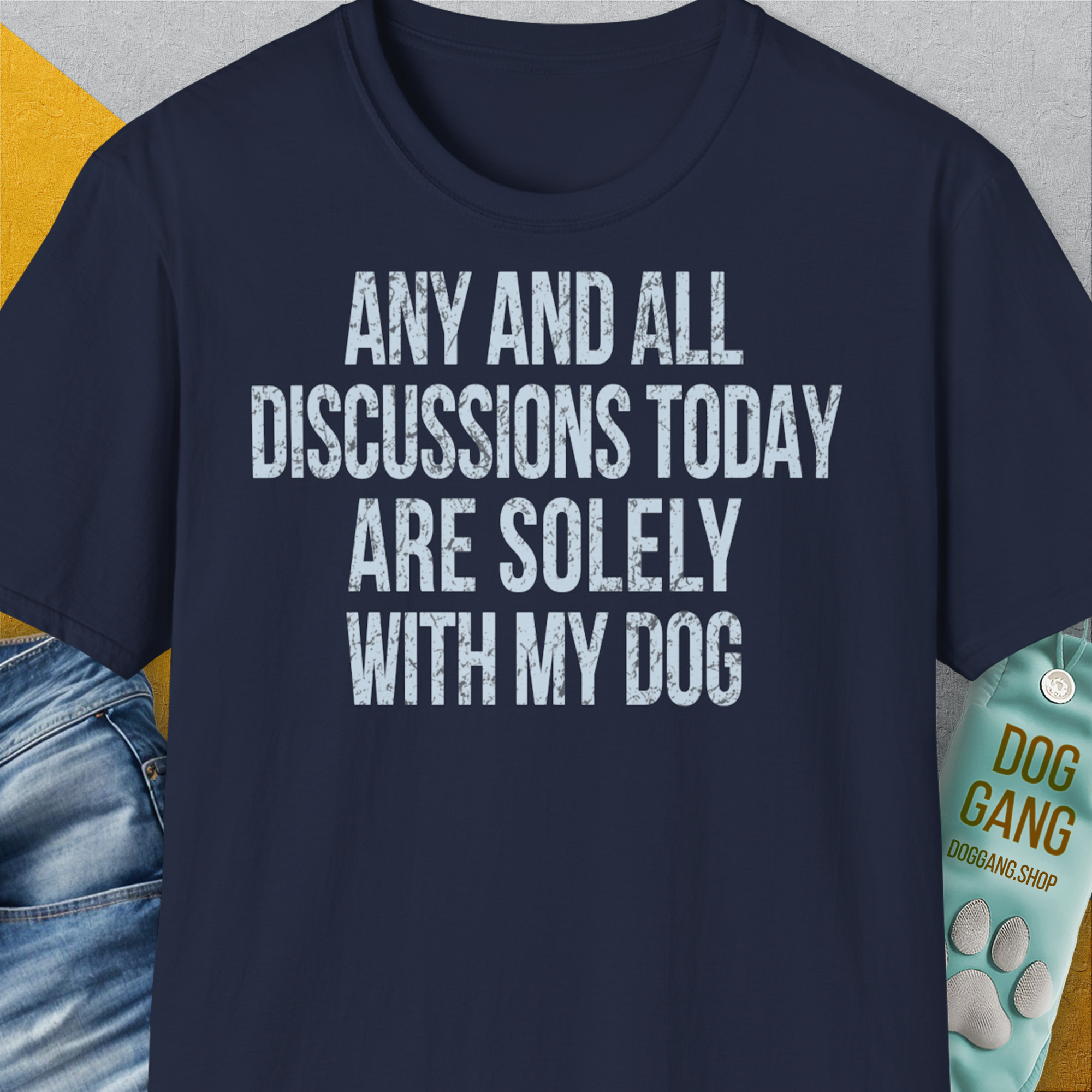 Unisex T-Shirt“ für Hundeliebhaber mit dem lustigen Spruch: „Any and all discussions today are solely with my dog.“ Entworfen von Dog Gang.