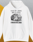Der Hoodie ist weiß und zeigt eine Comic-Katze mit einem Laptop und dem lustigen anglischsprachigen Spruch: „Bitte schick mir keine Katzenvideos mehr. Ich bevorzuge echte Hunde.“ Design von Dog Gang.