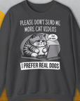 Das Unisex-Sweatshirt „The Cat Videos Series, Volume 1“ in Dark Heather zeigt eine Cartoon-Katze auf einem Laptop mit dem englischsprachigen Text: „Bitte schick mir keine Katzenvideos mehr, ich bevorzuge echte Hunde.“ Design von Dog Gang.