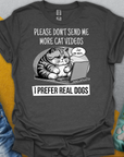 Das graue Unisex-T-Shirt der Cat Videos Series, zeigt eine Cartoon-Katze auf einem Laptop mit dem englischsprachigen Text: „Bitte schick mir keine weiteren Katzenvideos. Ich bevorzuge echte Hunde.“ Hergestellt aus 100 % Baumwolle. Design von Dog Gang.