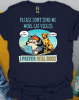 Das Unisex-T-Shirt der Cat Videos Series, Band 2, ist aus 100 % weicher Baumwolle gefertigt. Es zeigt eine Cartoon-Katze und einen Cartoon-Hund mit dem Design: „Bitte schick mir keine Katzenvideos mehr. Ich bevorzuge echte Hunde.“ Entworfen von Dog Gang.