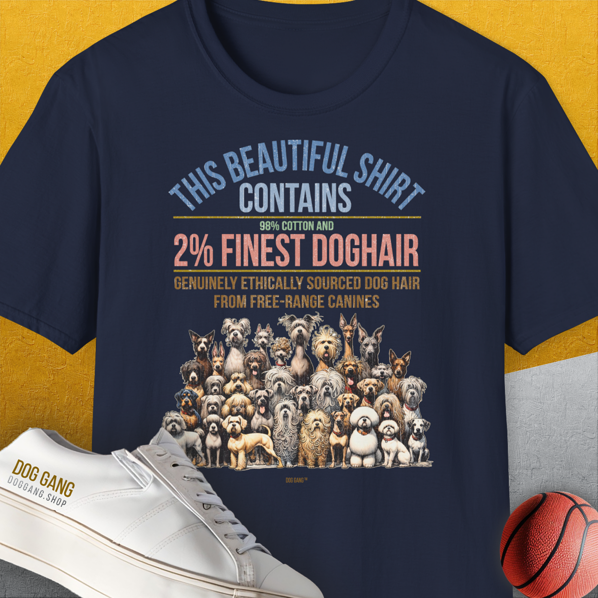 Das weiche Unisex-T-Shirt „This Beautiful Shirt Contains Finest Dog Hair, Volume 6“ in Marineblau zeigt eine lustige Hundeillustration. Es besteht aus 100 % Baumwolle und hat eine strukturierte Oberfläche. Es ist perfekt für alle, die Komfort und Vielseitigkeit suchen.