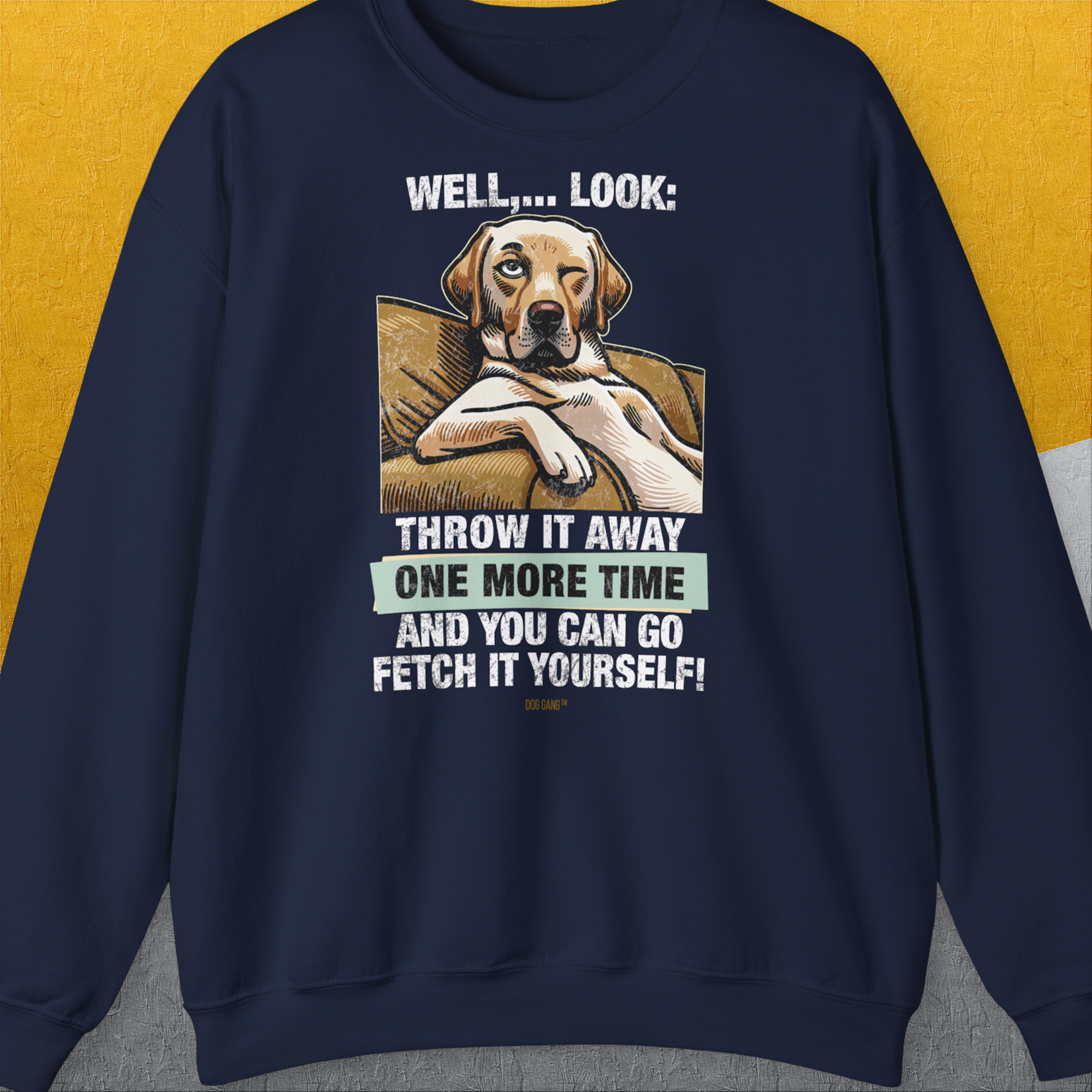 Das Unisex-Sweatshirt zeigt die entspannte Hundeillustration eines skeptisch blickenden Labrador Retrievers mit lustigem Text "Well, look: throw it away one more time and you can go fetch it yourself!!“. Entworfen von Dog Gang.