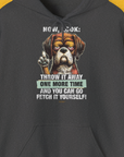 Der Unisex-Kapuzenpullover der Go Fetch It Yourself-Serie, Band 2, zeigt eine Illustration eines mürrischen Hundes mit dem witzigen Spruch „Go Fetch It Yourself“ und ist aus ethisch angebauter Baumwolle hergestellt. Entworfen von Dog Gang.