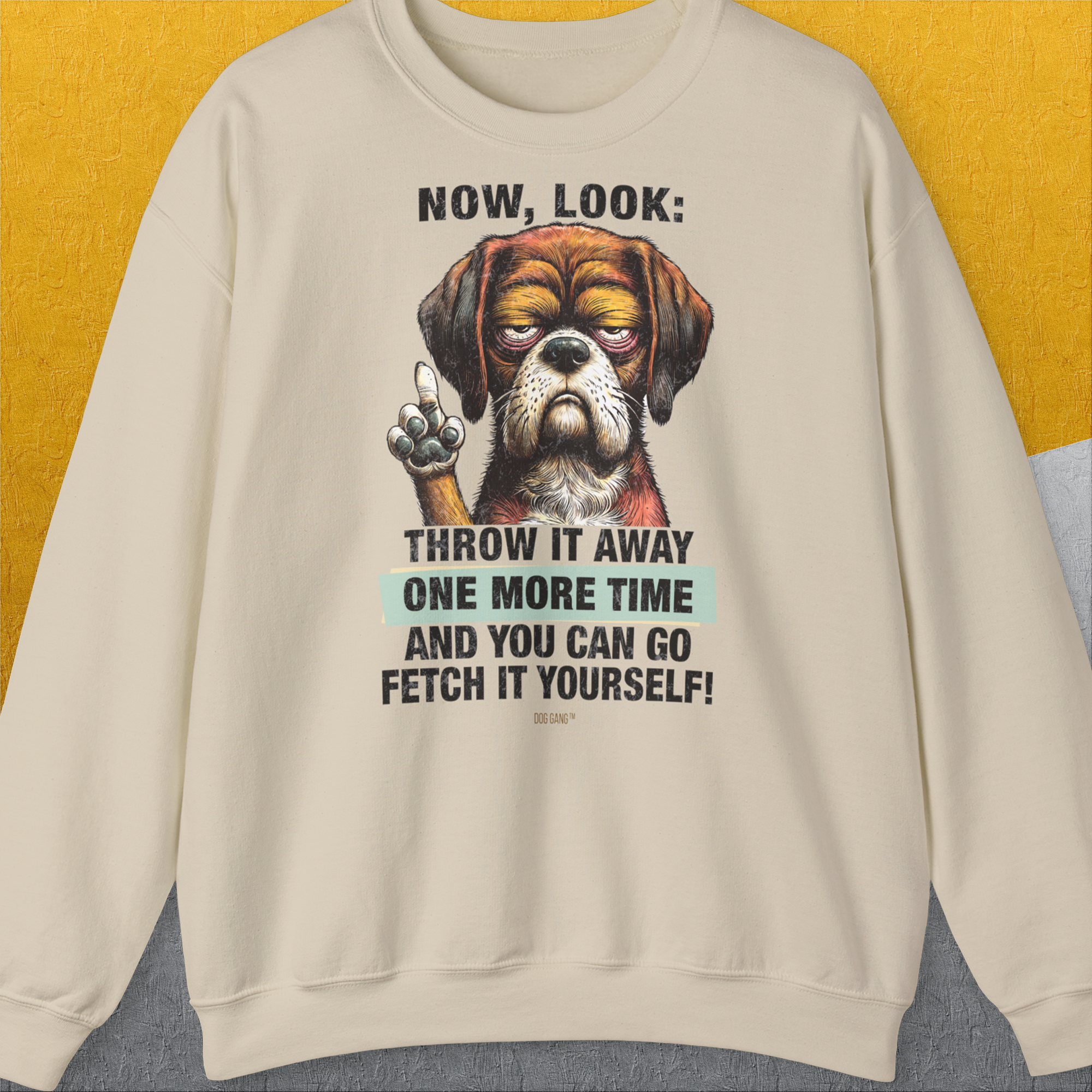Das Unisex-Sweatshirt der Go Fetch It Yourself-Serie, mit einen witzigen Text über das Apportieren eines Balls: "Well... throw it away one more time and you can go fetch it yourself!!“ Design von Dog Gang.
