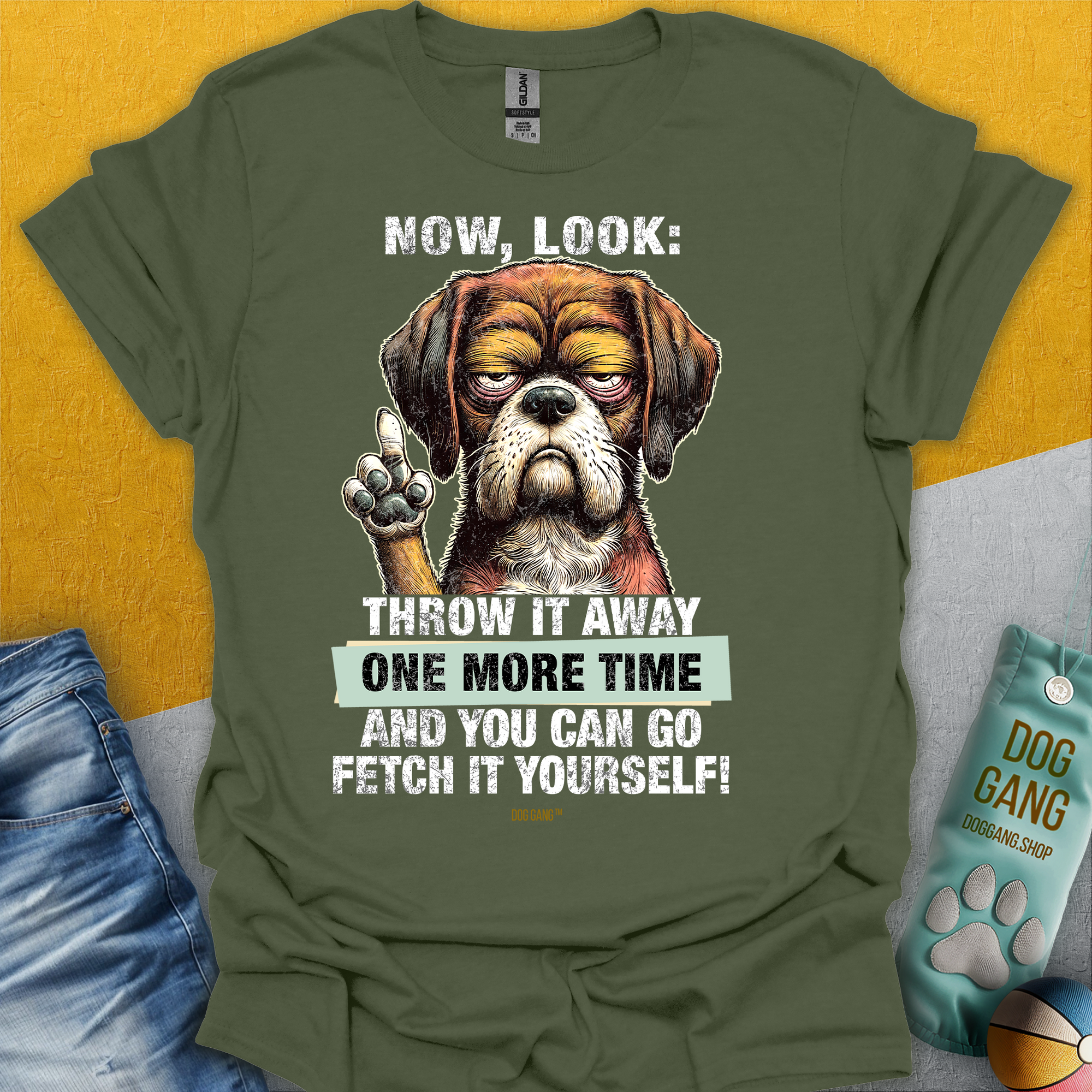 Das lustige Unisex-T-Shirt dder Go Fetch It Yourself-Serie, mit einen Text über das Apportieren eines Balls: "Well... throw it away one more time and you can go fetch it yourself!!“ Design von Dog Gang.