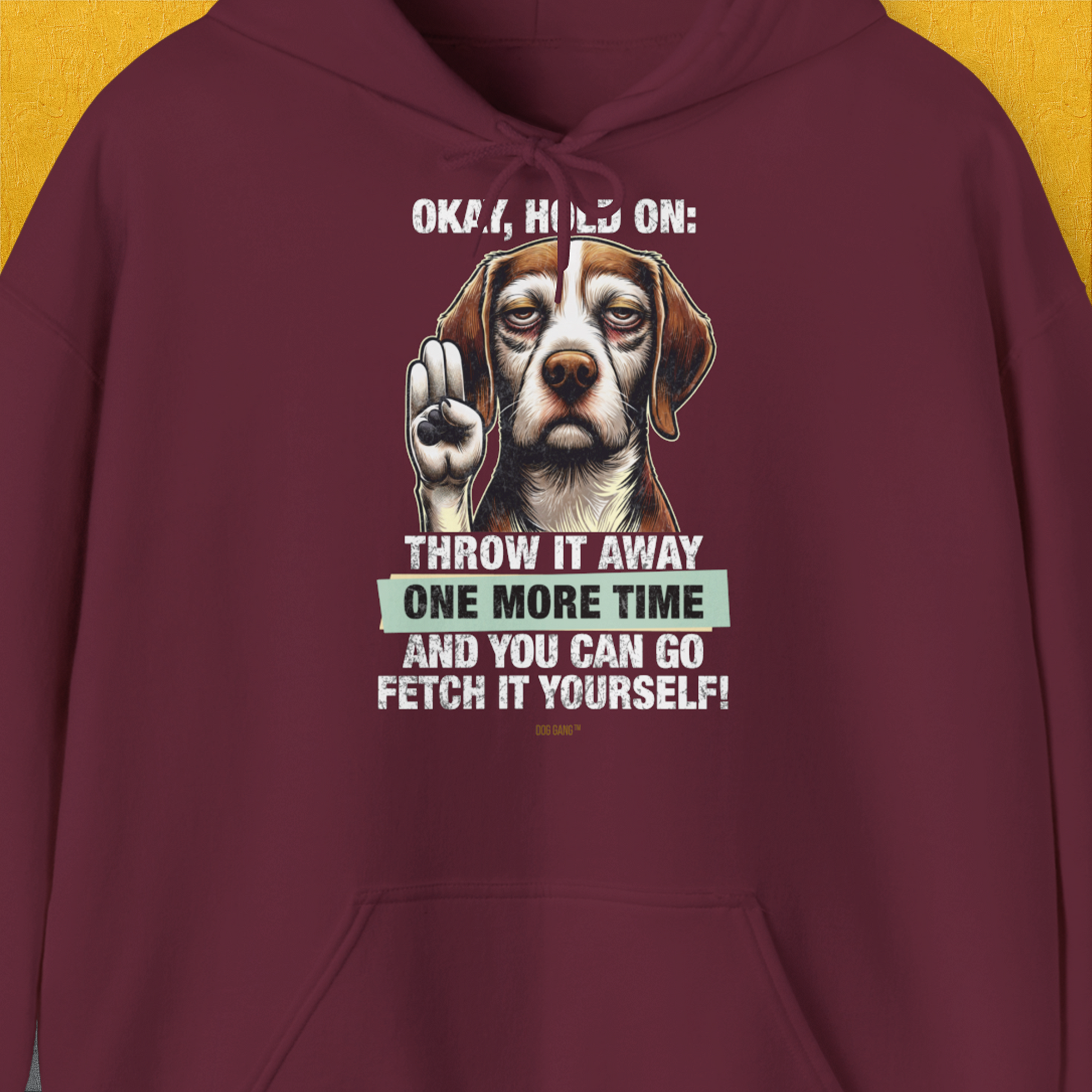 Der Unisex-Kapuzenpullover zeigt die Illustration eines sehr lustigen Hundes mit erhobener Pfote um Einhalt zu gebieten, und dem lustigen Spruch: „Well... throw it away one more time and you can go fetch it yourself!!“ Ein Shirt für Hundebesitzer von Dog Gang.