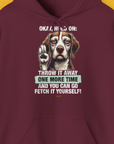 Der Unisex-Kapuzenpullover zeigt die Illustration eines sehr lustigen Hundes mit erhobener Pfote um Einhalt zu gebieten, und dem lustigen Spruch: „Well... throw it away one more time and you can go fetch it yourself!!“ Ein Shirt für Hundebesitzer von Dog Gang.