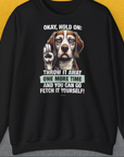 Das schwarze Unisex-Sweatshirt der Go Fetch It Yourself-Serie, zeigt die Illustration eines sehr lustigen Hundes mit erhobener Pfote um Einhalt zu gebieten, und dem lustigen Spruch: „Well... throw it away one more time and you can go fetch it yourself!!“ Ein Shirt für Hundebesitzer von Dog Gang.