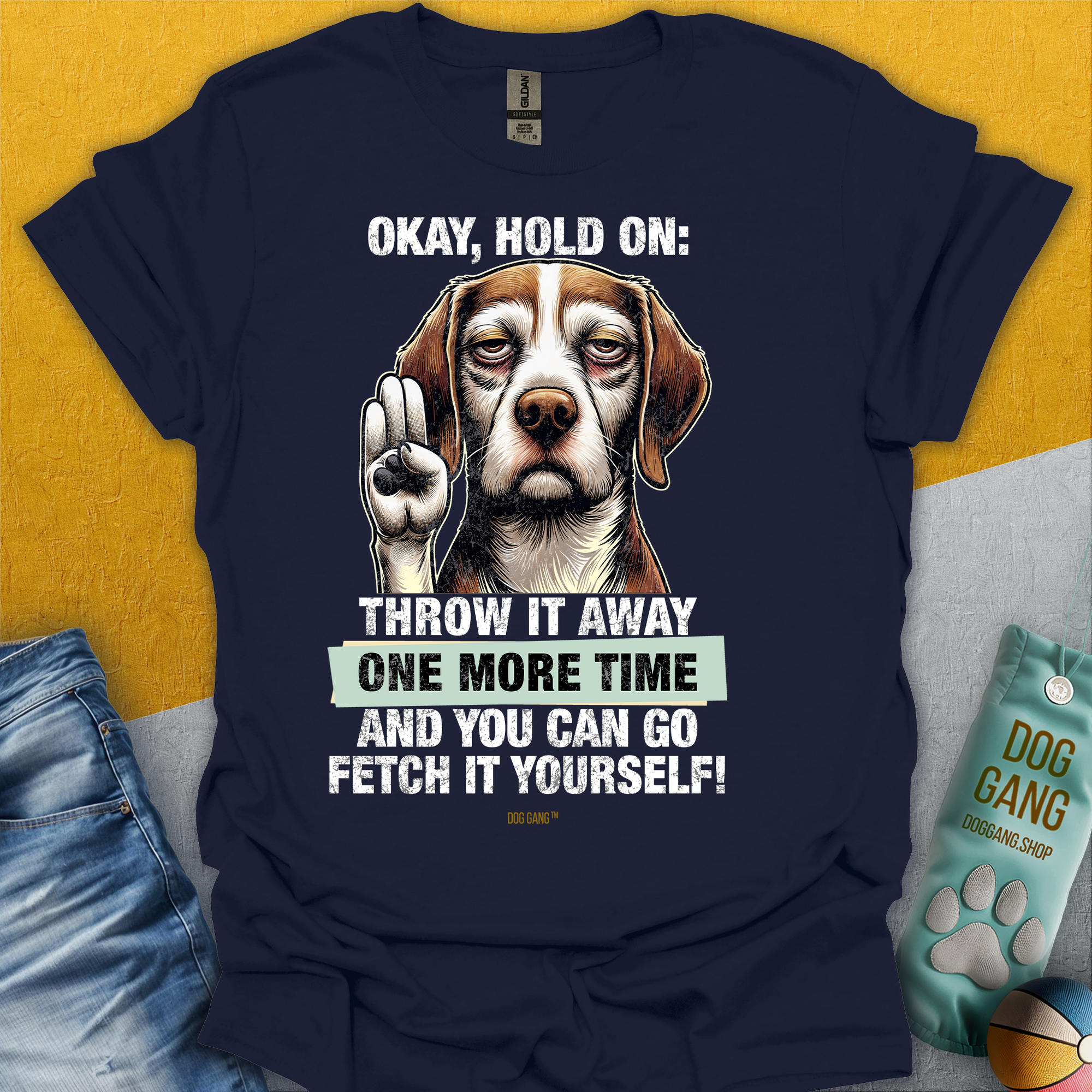 Das T-Shirt zeigt eine lustige Illustration eines witzigen Hundes mit erhobener Pfote um Einhalt zu gebieten, und dem lustigen Spruch: „Okay, hold on: throw it away one more time and you can go fetch it yourself!“ Ein Shirt für Hundeliebhaber von Dog Gang.