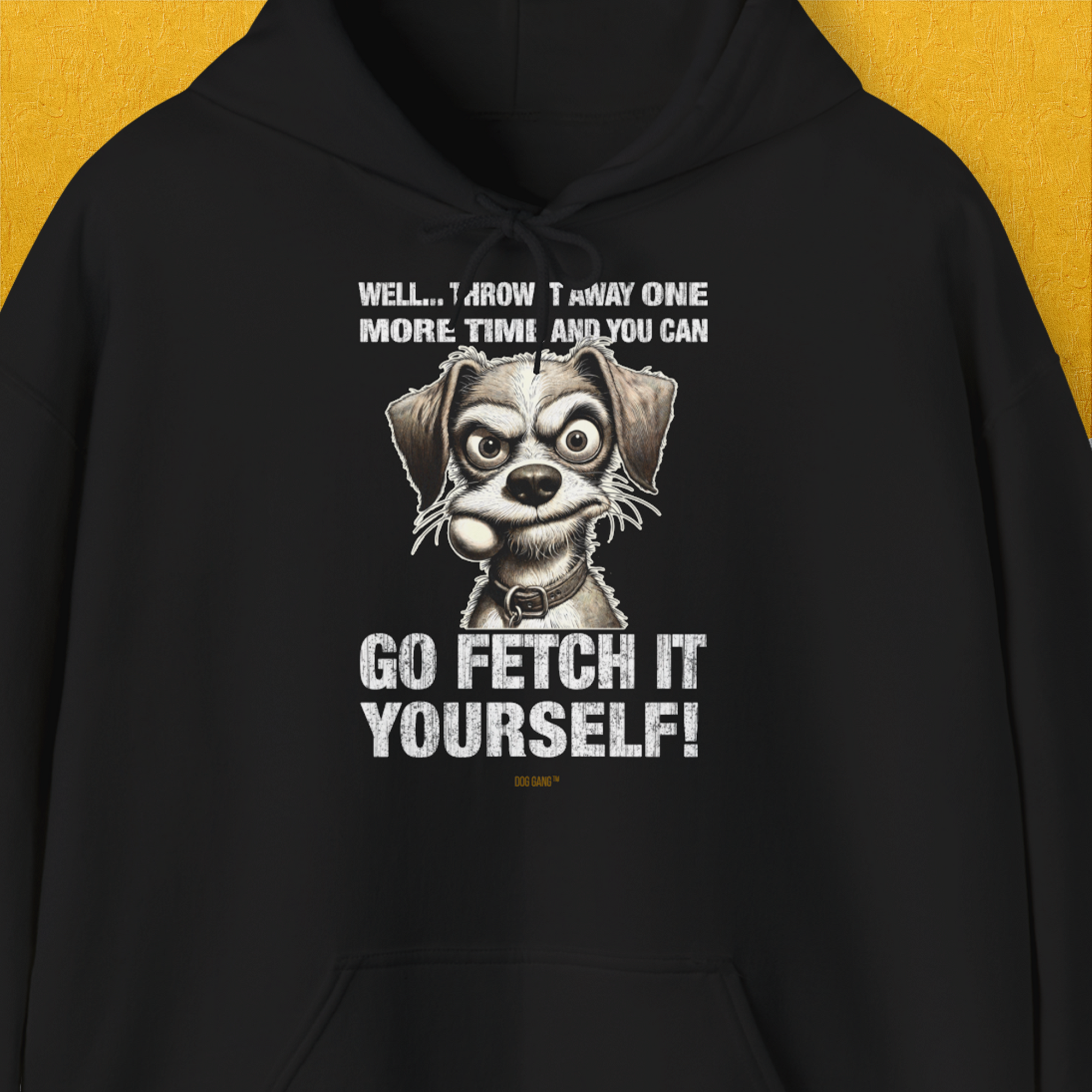 Der Unisex-Kapuzenpullover zeigt eine lustige Illustration eines Hundes mit einem Fangball im Maul und dem lustigen Spruch: „Well... throw it away one more time and you can go fetch it yourself!!“ Ein Hoodie für Hundebesitzer von Dog Gang.