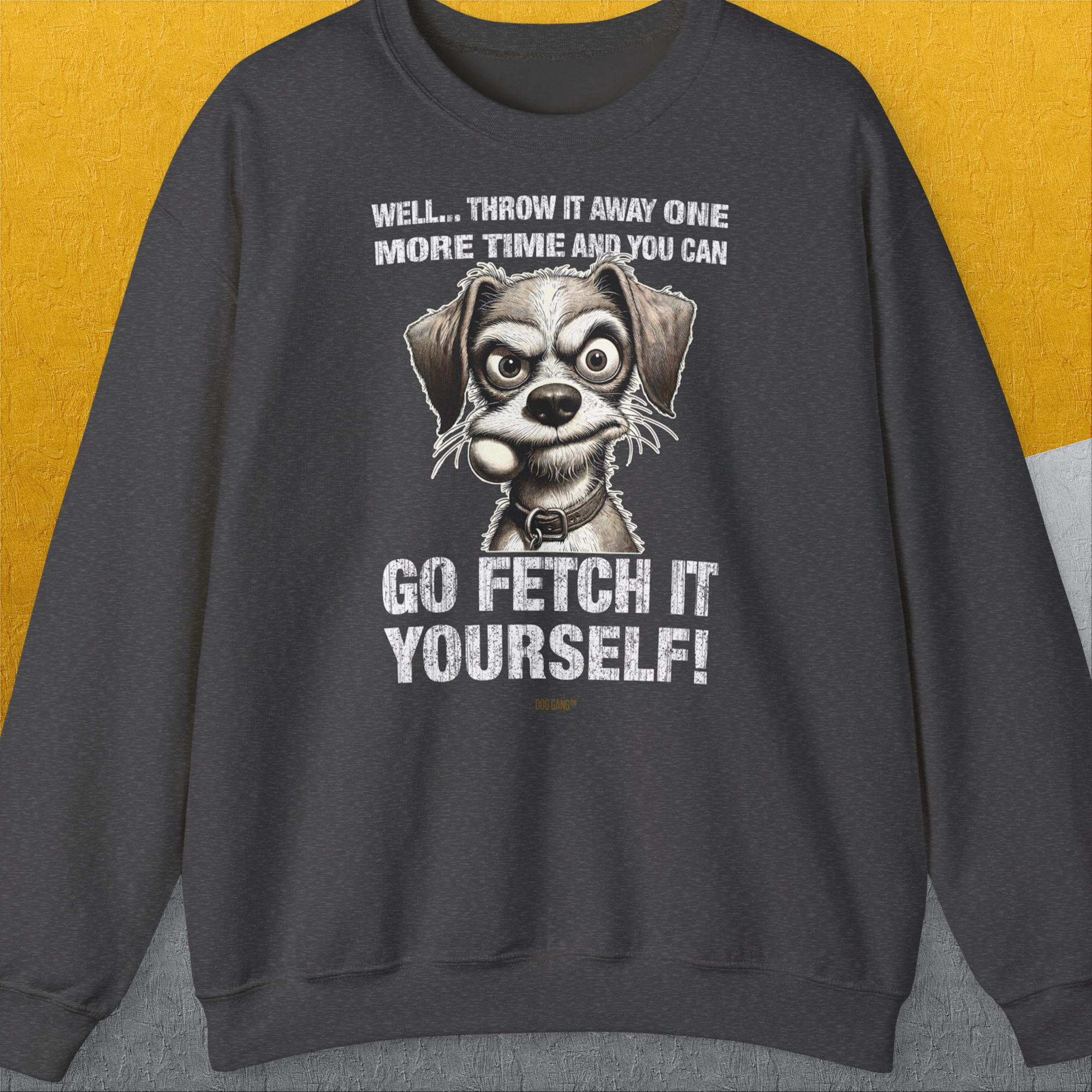Das Unisex-Sweatshirt in Dunkelmeliert zeigt eine witzige Illustration eines Hundes mit einem Fangball im Maul und dem lustigen Spruch: „Well... throw it away one more time and you can go fetch it yourself!!“ Ein Shirt für Hundeliebhaber mit Humor. Entworfen von Dog Gang.