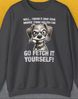 Das Unisex-Sweatshirt in Dunkelmeliert zeigt eine witzige Illustration eines Hundes mit einem Fangball im Maul und dem lustigen Spruch: „Well... throw it away one more time and you can go fetch it yourself!!“ Ein Shirt für Hundeliebhaber mit Humor. Entworfen von Dog Gang.