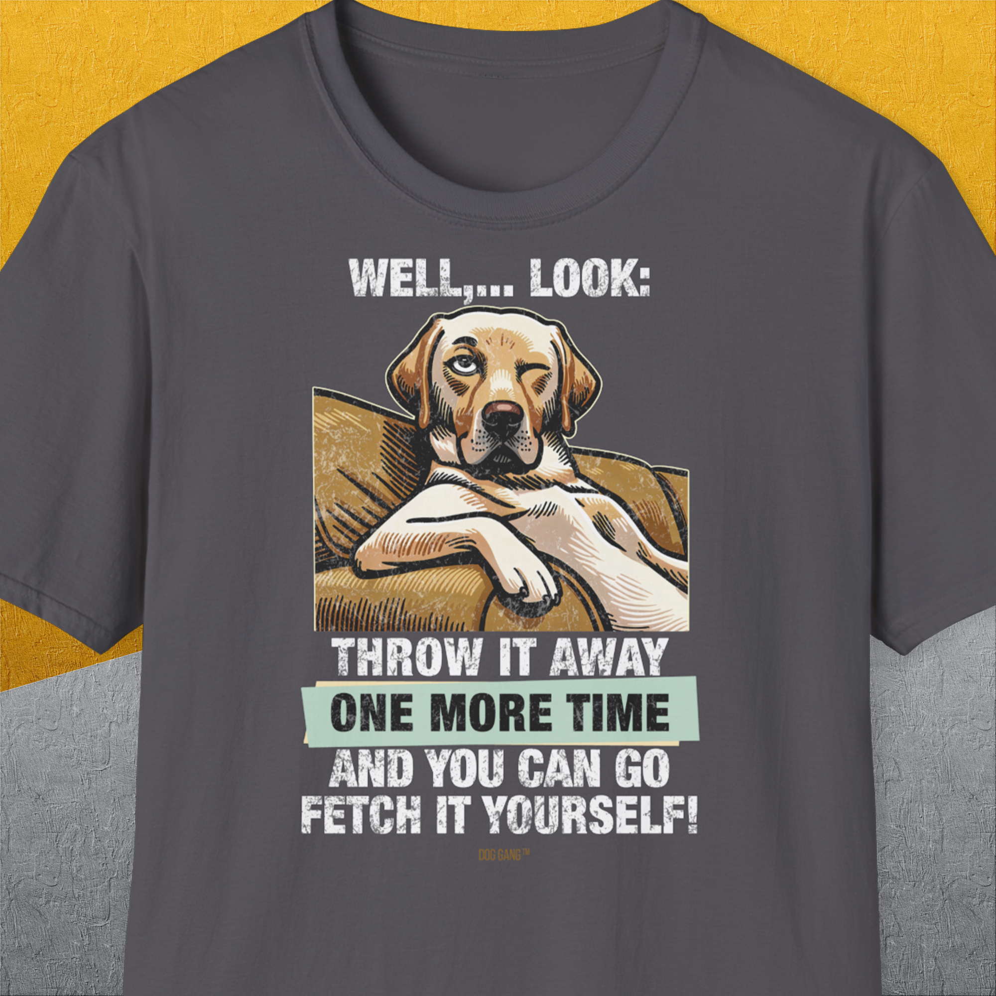 Das „Go Fetch It Yourself Series, Volume 1, Unisex T-Shirt“ ist ein weiches Oberteil aus 100 % Baumwolle mit einer Hundeillustration und einem lustigen, appetitanregenden Zitat auf strukturiertem gelb-grauem Hintergrund. Es passt perfekt in jede lässige Garderobe und verbindet Komfort mit verspieltem Charme.