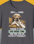 Das „Go Fetch It Yourself Series, Volume 1, Unisex T-Shirt“ ist ein weiches Oberteil aus 100 % Baumwolle mit einer Hundeillustration und einem lustigen, appetitanregenden Zitat auf strukturiertem gelb-grauem Hintergrund. Es passt perfekt in jede lässige Garderobe und verbindet Komfort mit verspieltem Charme.
