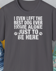 Das Unisex-T-Shirt trägt den (englischsprachigen) lustigen Spruch „Ich habe sogar den besten Hund aller Zeiten allein zu Hause gelassen, nur um hier zu sein“. 100 % Baumwollstoff und Pfotenabdrücke. Entworfen von Dog Gang.
