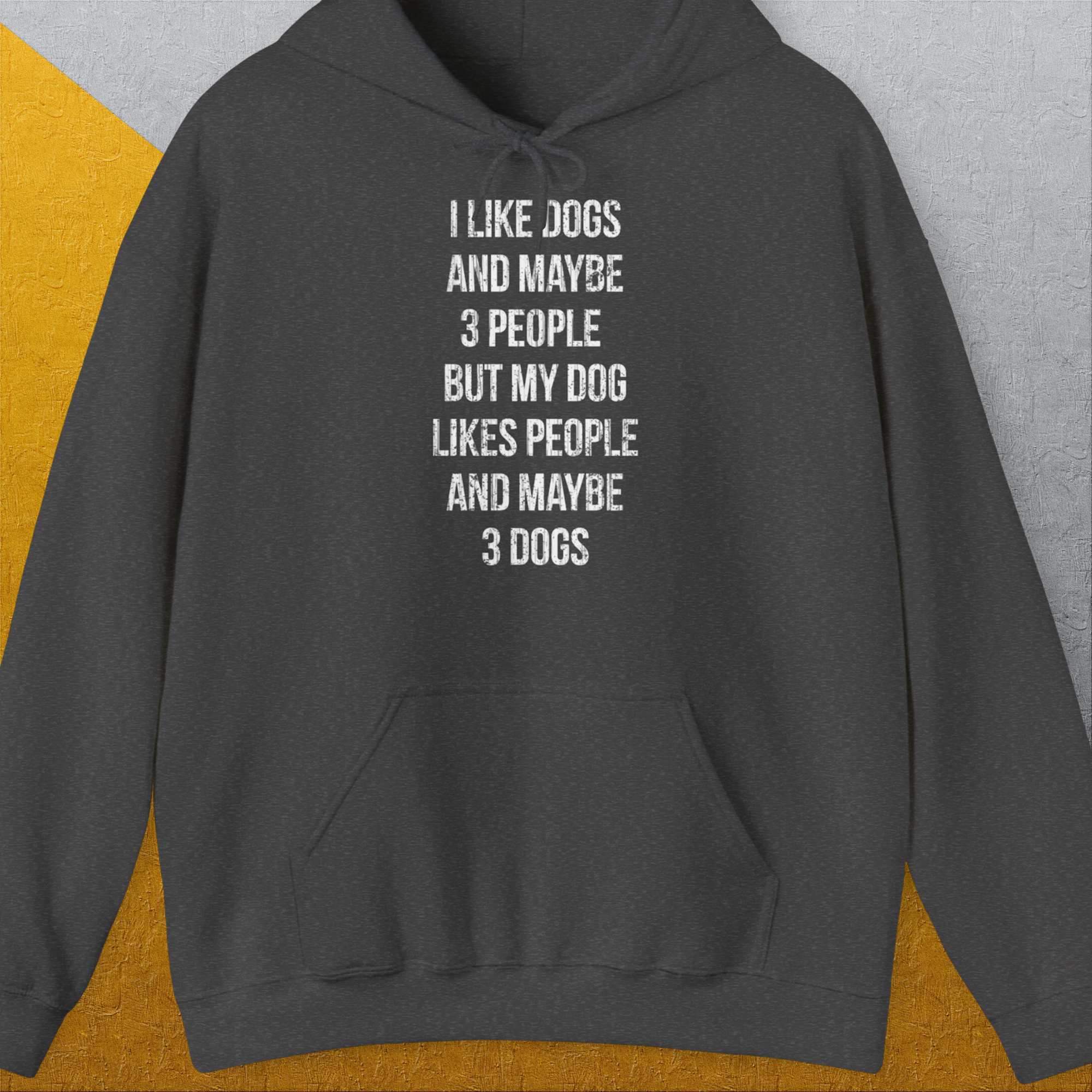 Der „I like dogs and maybe 3 people - but my dog likes people and maybe 3 dogs“-Unisex-Kapuzenpullover in Dunkelmeliert ist eine gemütliche Baumwoll-Polyester-Mischung mit witzigem Text, perfekt für die Freizeit. Entworfen von Dog Gang.