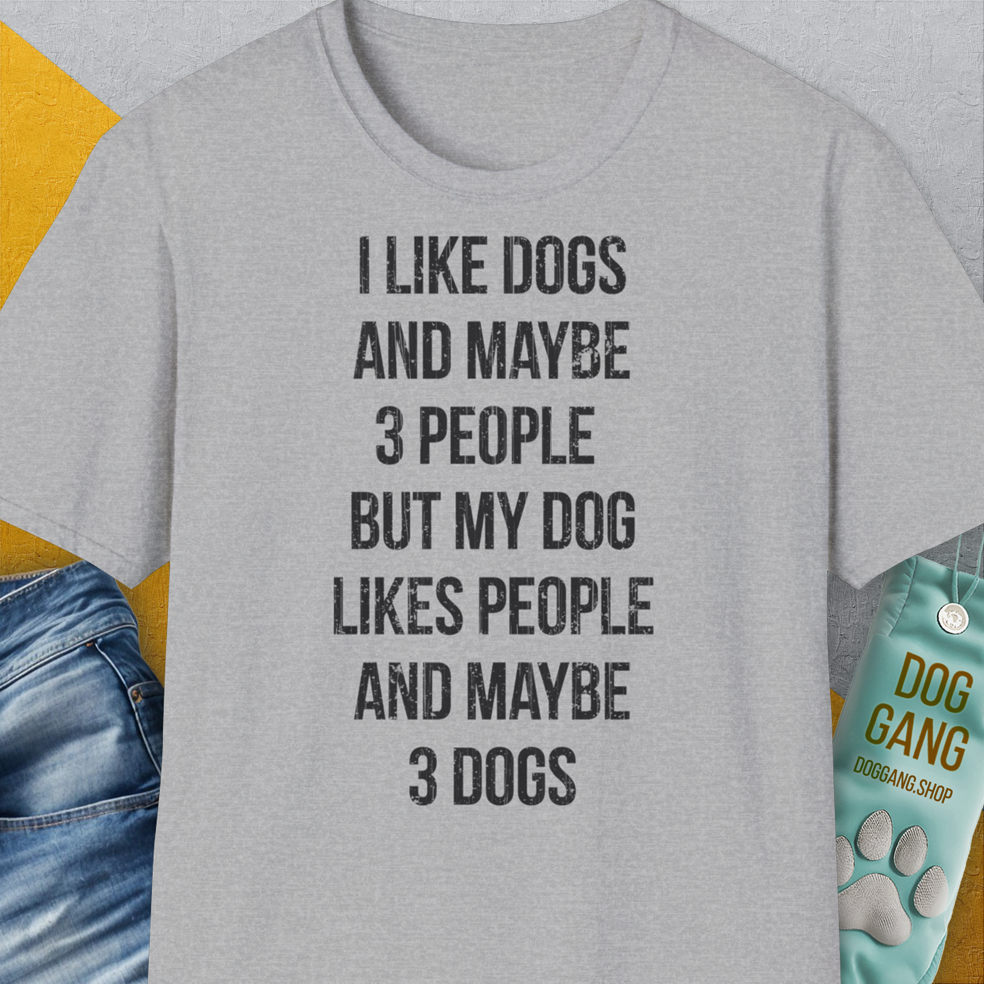 Lustiges Unisex T-Shirtt dem lustigen Spruch „I like dogs and maybe 3 people - but my dog likes people and maybe 3 dogs“ für Hundefreunde und Hundeliebhaber. Entworfen von Dog Gang.