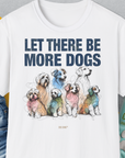 Das Unisex-T-Shirt „Let There Be More Dogs“ ist ein weiches weißes T-Shirt aus 100 % Baumwolle. Es trägt den Aufdruck „LET THERE BE MORE DOGS“ mit bunten Cartoon-Hunden darunter. Design von Dog Gang.