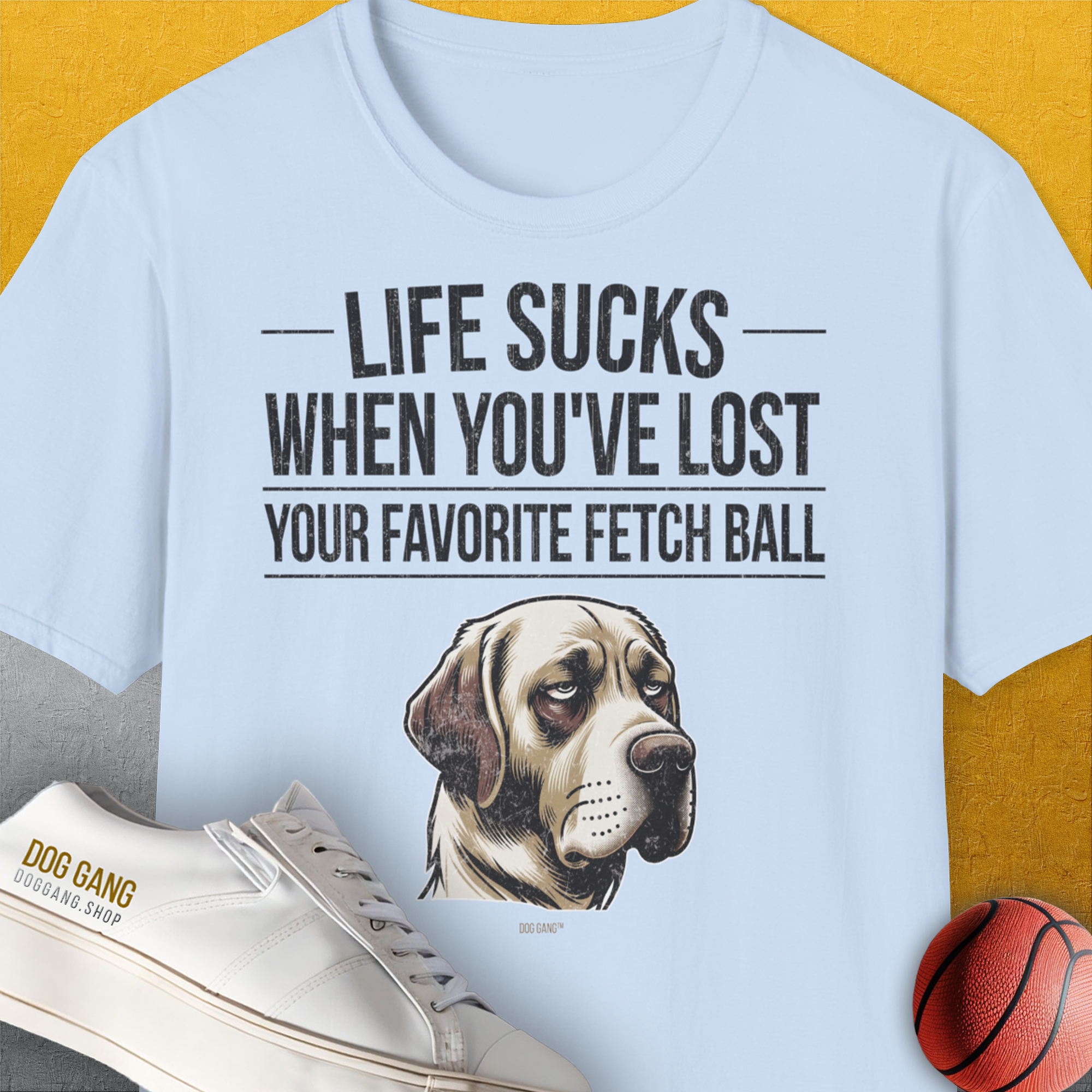Das Unisex-T-Shirt „Life Sucks When Youve Lost Your Favorite Fetch Ball“ Band 1 besteht aus weicher 100 % Baumwolle in Blau und zeigt eine traurige Hundeillustration. Perfekt für jeden lässigen Tag.