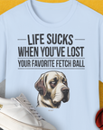 Das Unisex-T-Shirt „Life Sucks When Youve Lost Your Favorite Fetch Ball“ Band 1 besteht aus weicher 100 % Baumwolle in Blau und zeigt eine traurige Hundeillustration. Perfekt für jeden lässigen Tag.