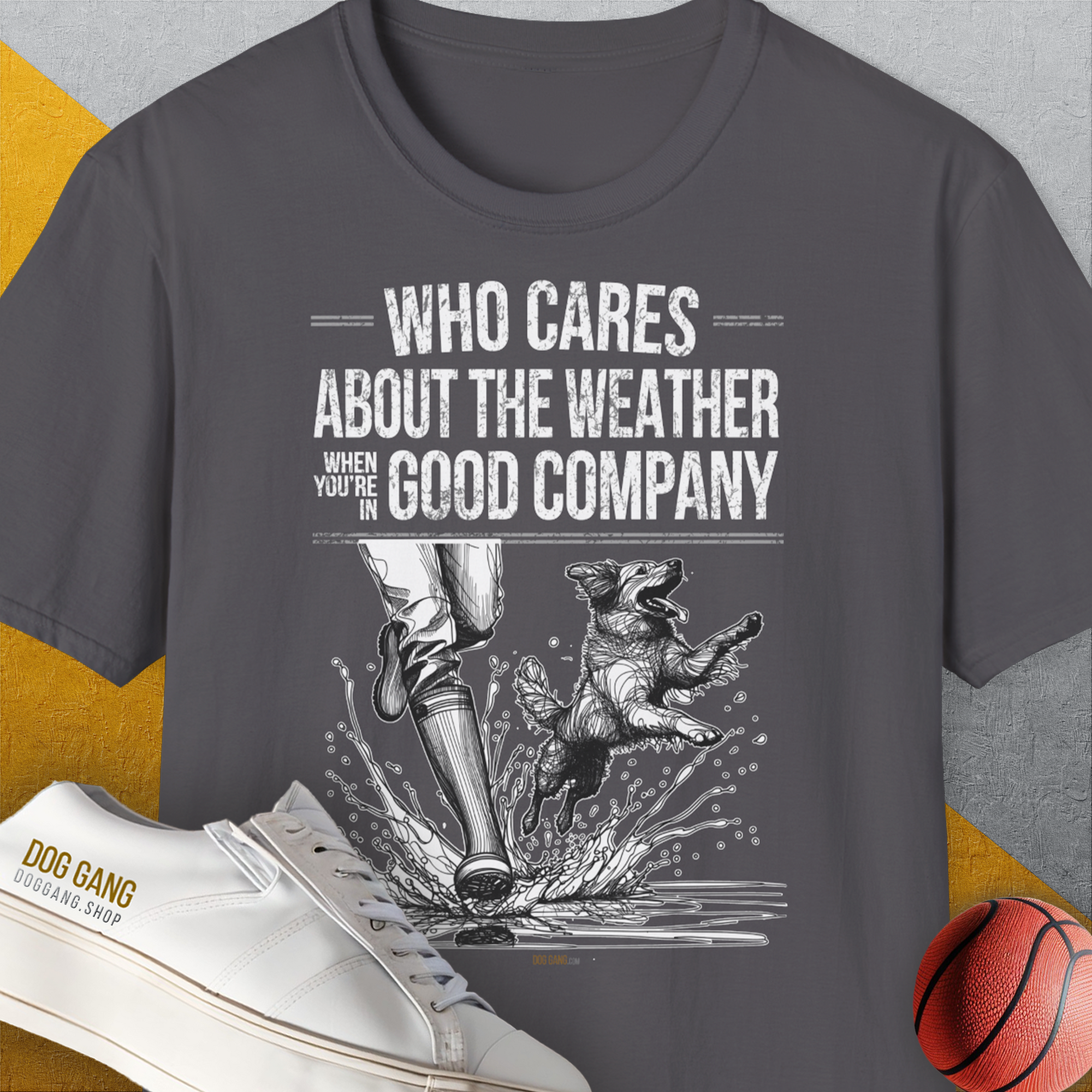 Das Unisex-T-Shirt „Who Cares About The Weather When Youre In Good Company, Volume 1“ zeigt ein verspieltes Hunde- und Menschen-Design auf einem stilvollen grau-gelben Hintergrund. Dieses weiche T-Shirt aus 100 % Baumwolle bietet Komfort und Stil für jeden Freizeitausflug.