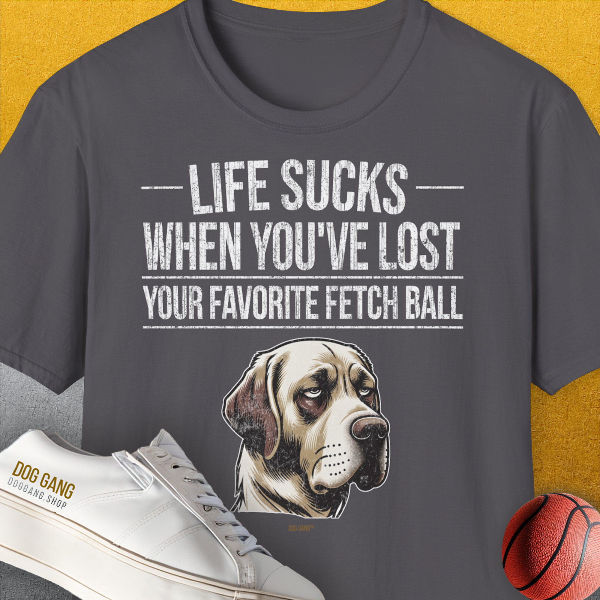 Dieses Unisex-T-Shirt besteht aus 100 % Baumwolle und hat einen weichen Schnitt. Es zeigt eine bezaubernde Hundeillustration und den Satz: „Das Leben ist beschissen, wenn man seinen Lieblings-Apportierball verloren hat.“ Ideal für die Freizeit.