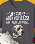 Dieses Unisex-T-Shirt besteht aus 100 % Baumwolle und hat einen weichen Schnitt. Es zeigt eine bezaubernde Hundeillustration und den Satz: „Das Leben ist beschissen, wenn man seinen Lieblings-Apportierball verloren hat.“ Ideal für die Freizeit.