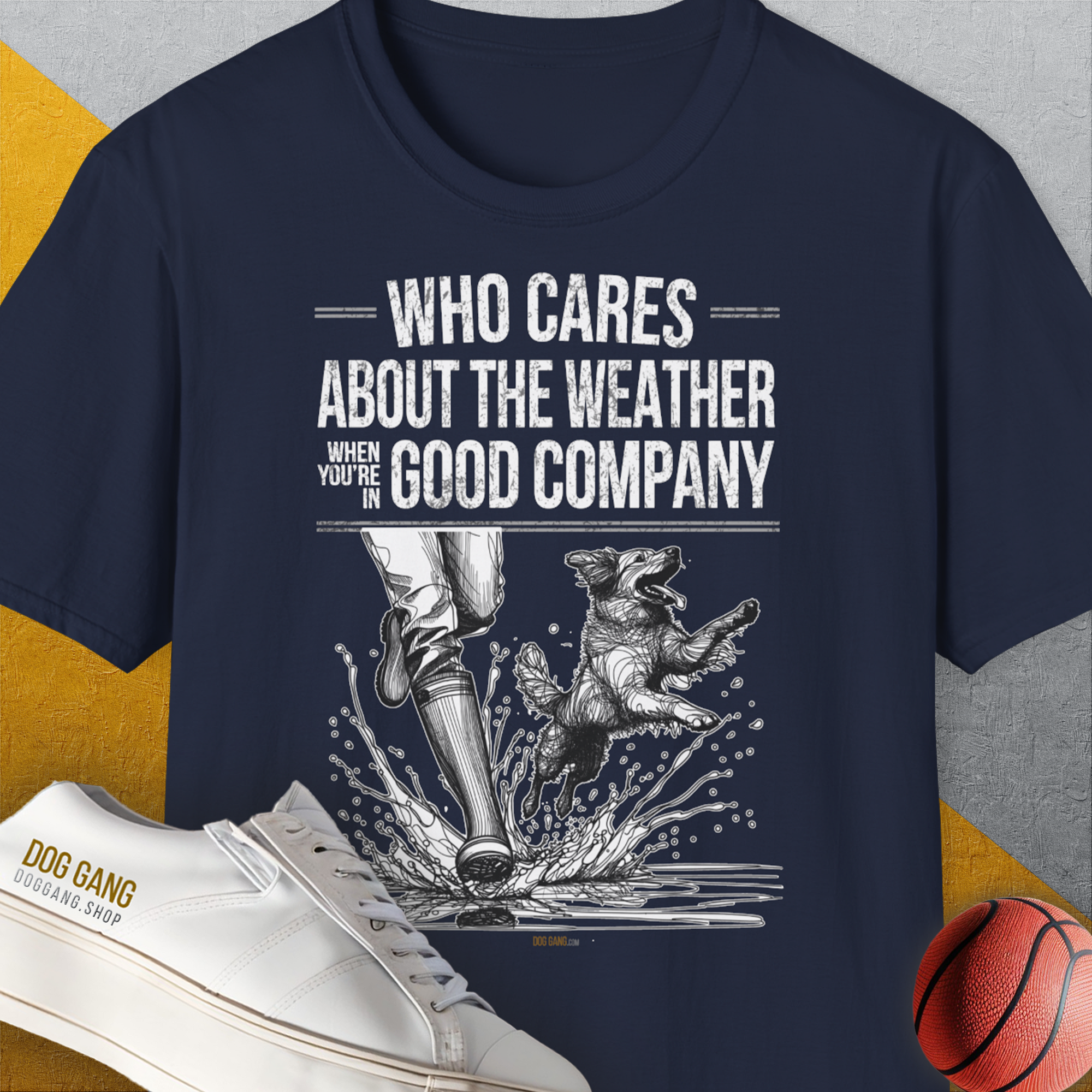 Das Unisex-T-Shirt „Who Cares About The Weather When Youre In Good Company, Volume 1“ zeigt ein entzückendes marineblaues Design einer Person und eines Hundes, die im Wasser plantschen. Es besteht aus 100 % Baumwolle und bietet weichen Tragekomfort für jeden lässigen Anlass.