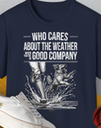 Das Unisex-T-Shirt „Who Cares About The Weather When Youre In Good Company, Volume 1“ zeigt ein entzückendes marineblaues Design einer Person und eines Hundes, die im Wasser plantschen. Es besteht aus 100 % Baumwolle und bietet weichen Tragekomfort für jeden lässigen Anlass.