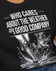 Who Cares About The Weather When You're In Good Company, Volume 1, Unisex T-Shirt-lustiger Spruch auf bequemen Shirt für Hundeliebhaber, Design by Dog Gang