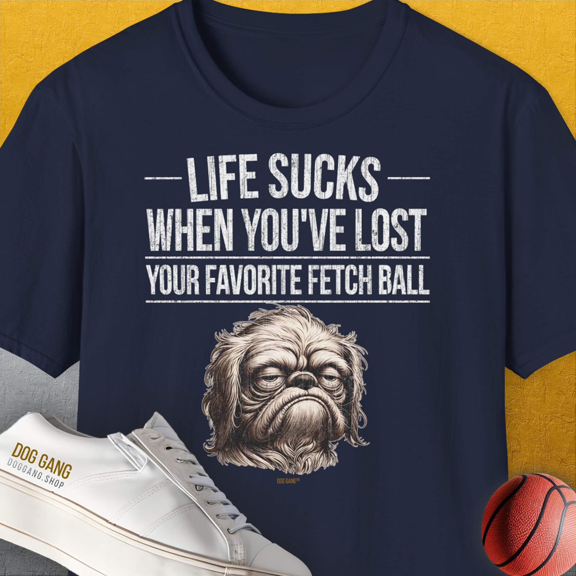 Das Unisex-T-Shirt „Life Sucks When Youve Lost Your Favorite Fetch Ball, Volume 2“ ist ein weiches, marineblaues T-Shirt mit einer traurigen Hundeillustration und einem entsprechenden Text. Es besteht bequem aus 100 % Baumwolle.