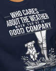 Who Cares About The Weather When You're In Good Company, Volume 2, Unisex T-Shirt-lustiger Spruch auf bequemen Shirt für Hundeliebhaber, Design by Dog Gang