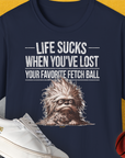 Das marineblaue Unisex-T-Shirt „Life Sucks When Youve Lost Your Favorite Fetch Ball, Volume 3“ zeigt eine flauschige Hundeillustration und einen verspielten Text, zusammen mit weißen Turnschuhen und einem Basketball.
