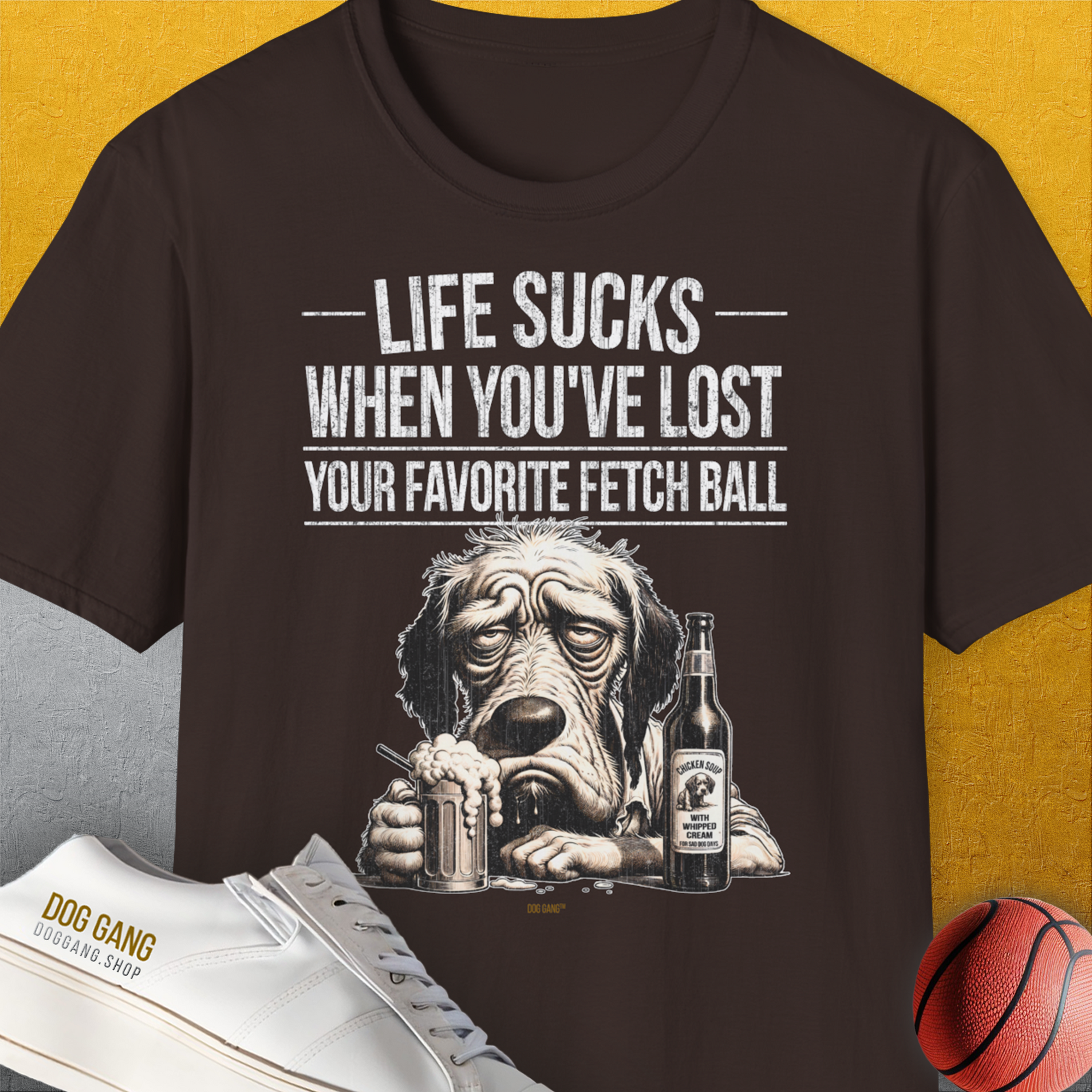Dieses Unisex-T-Shirt mit dem Titel „Life Sucks When Youve Lost Your Favorite Fetch Ball, Volume 5“ in dunkler Schokolade zeigt einen traurigen Hund mit einem Getränk und einem Text. Es besteht aus 100 % Baumwolle für ultimativen Komfort.