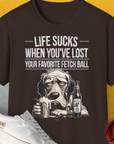 Dieses Unisex-T-Shirt mit dem Titel „Life Sucks When Youve Lost Your Favorite Fetch Ball, Volume 5“ in dunkler Schokolade zeigt einen traurigen Hund mit einem Getränk und einem Text. Es besteht aus 100 % Baumwolle für ultimativen Komfort.
