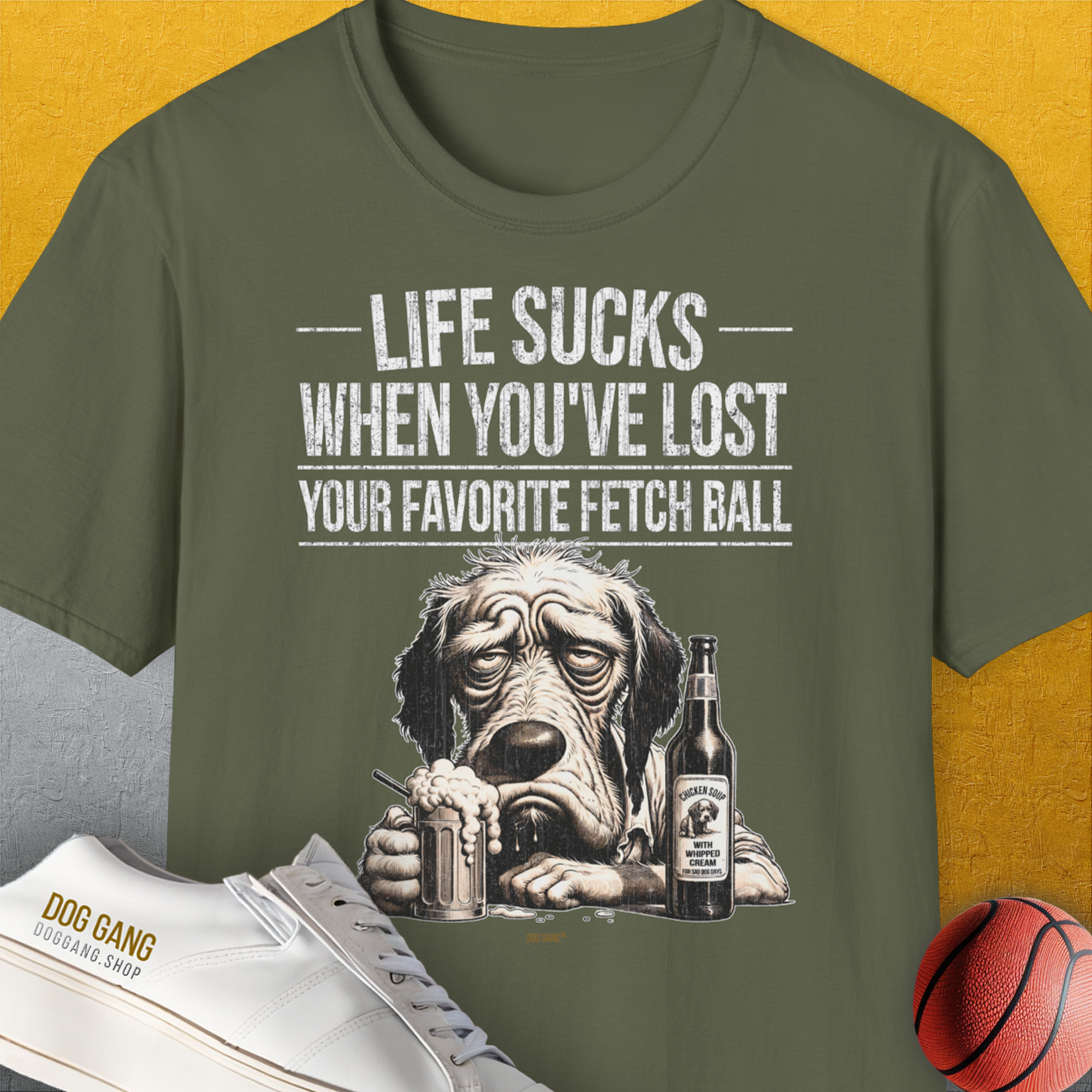 Dieses grüne Unisex-T-Shirt „Life Sucks When Youve Lost Your Favorite Fetch Ball“ Band 5 zeigt eine traurige Hunde- und Bierflaschenillustration mit Text. Aus 100 % Baumwolle für ultimativen Komfort.