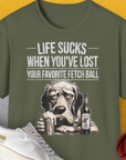 Dieses grüne Unisex-T-Shirt „Life Sucks When Youve Lost Your Favorite Fetch Ball“ Band 5 zeigt eine traurige Hunde- und Bierflaschenillustration mit Text. Aus 100 % Baumwolle für ultimativen Komfort.