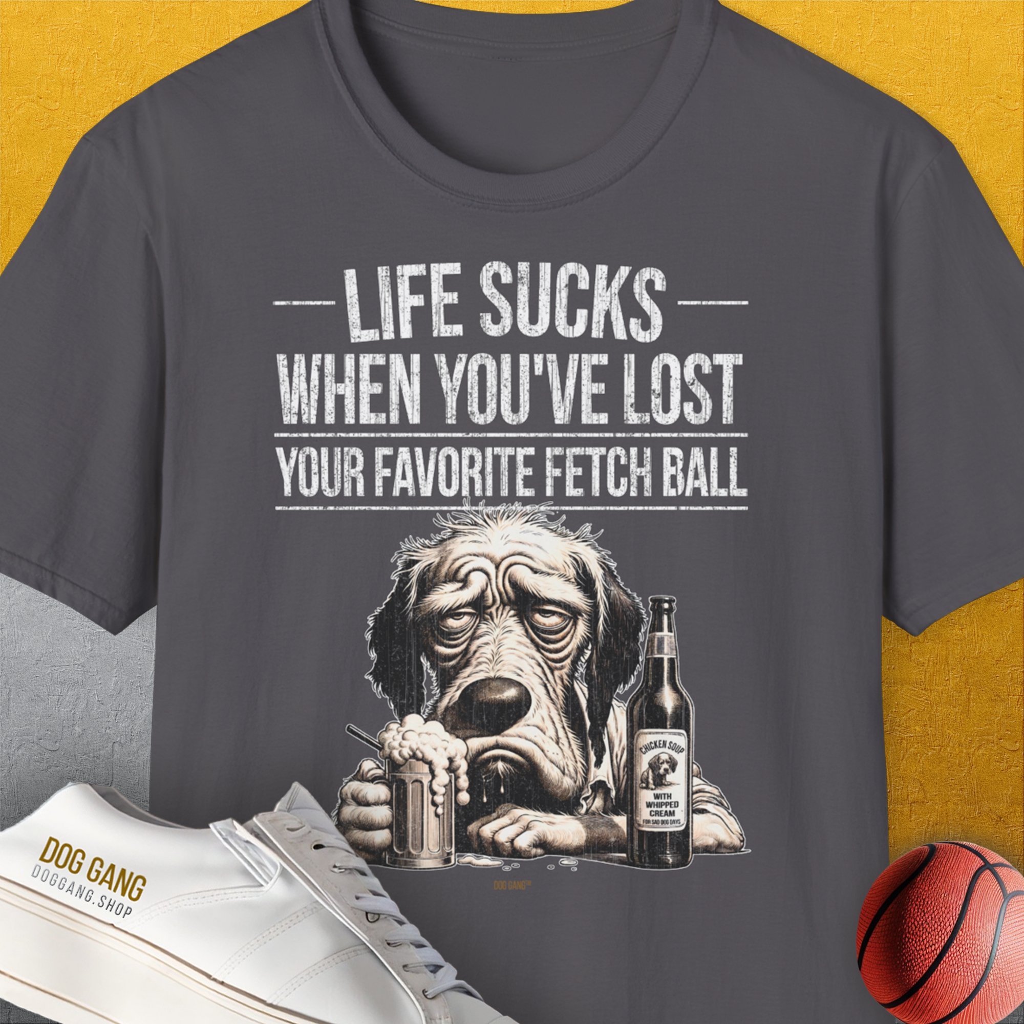 Das Unisex-T-Shirt „Life Sucks When Youve Lost Your Favorite Fetch Ball, Volume 5“ zeigt einen Hund mit einer Bierflasche und dem Text. Dieses weiche T-Shirt aus 100 % Baumwolle vereint Komfort mit skurrilem Charme für jeden lässigen Anlass.