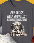 Das Unisex-T-Shirt „Life Sucks When Youve Lost Your Favorite Fetch Ball, Volume 5“ zeigt einen Hund mit einer Bierflasche und dem Text. Dieses weiche T-Shirt aus 100 % Baumwolle vereint Komfort mit skurrilem Charme für jeden lässigen Anlass.