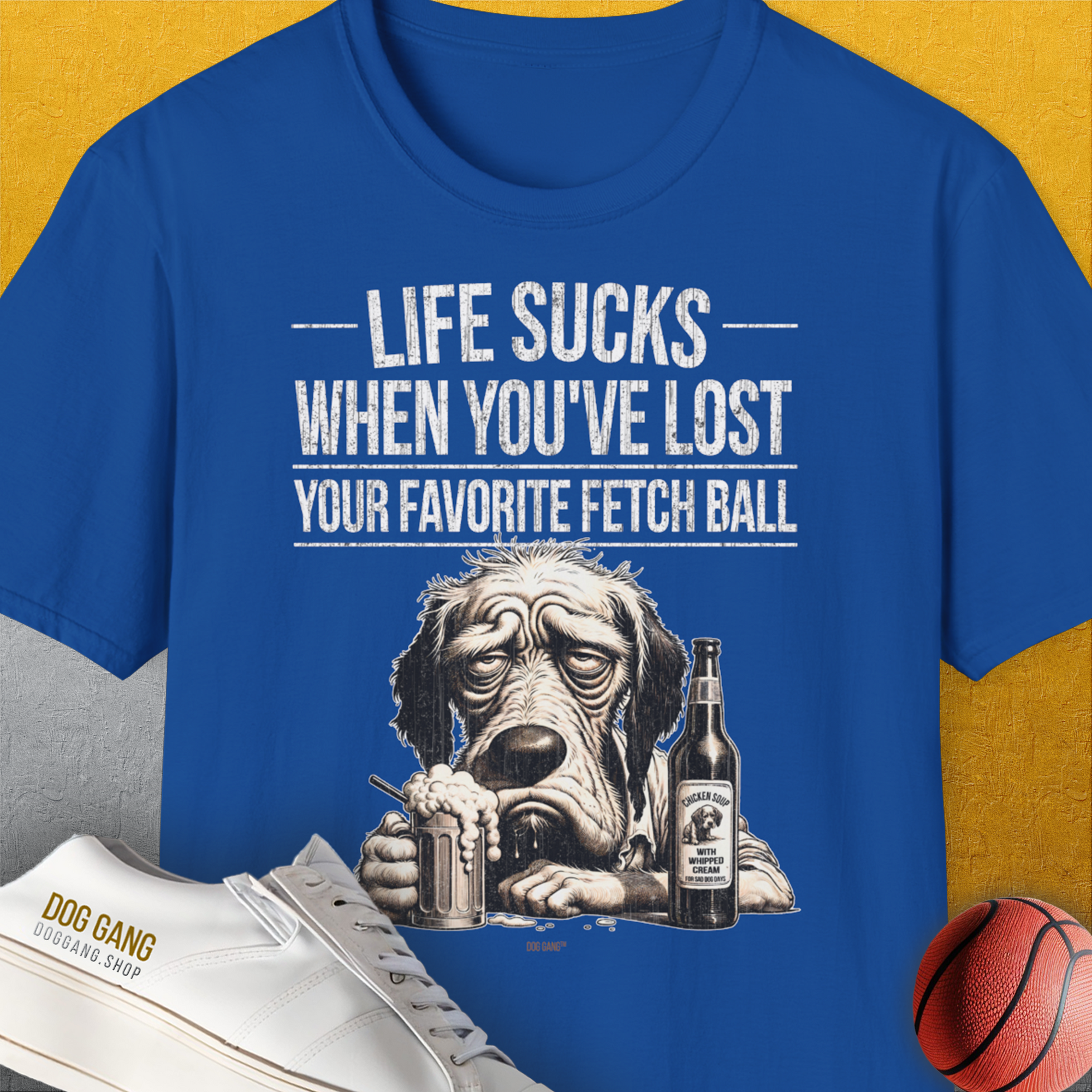 Das Royal Unisex-T-Shirt „Life Sucks When Youve Lost Your Favorite Fetch Ball, Volume 5“ zeigt einen traurigen Hund mit einem Bier und einem Text. Dieses weiche T-Shirt aus 100 % Baumwolle bietet Komfort und Stil für jeden.